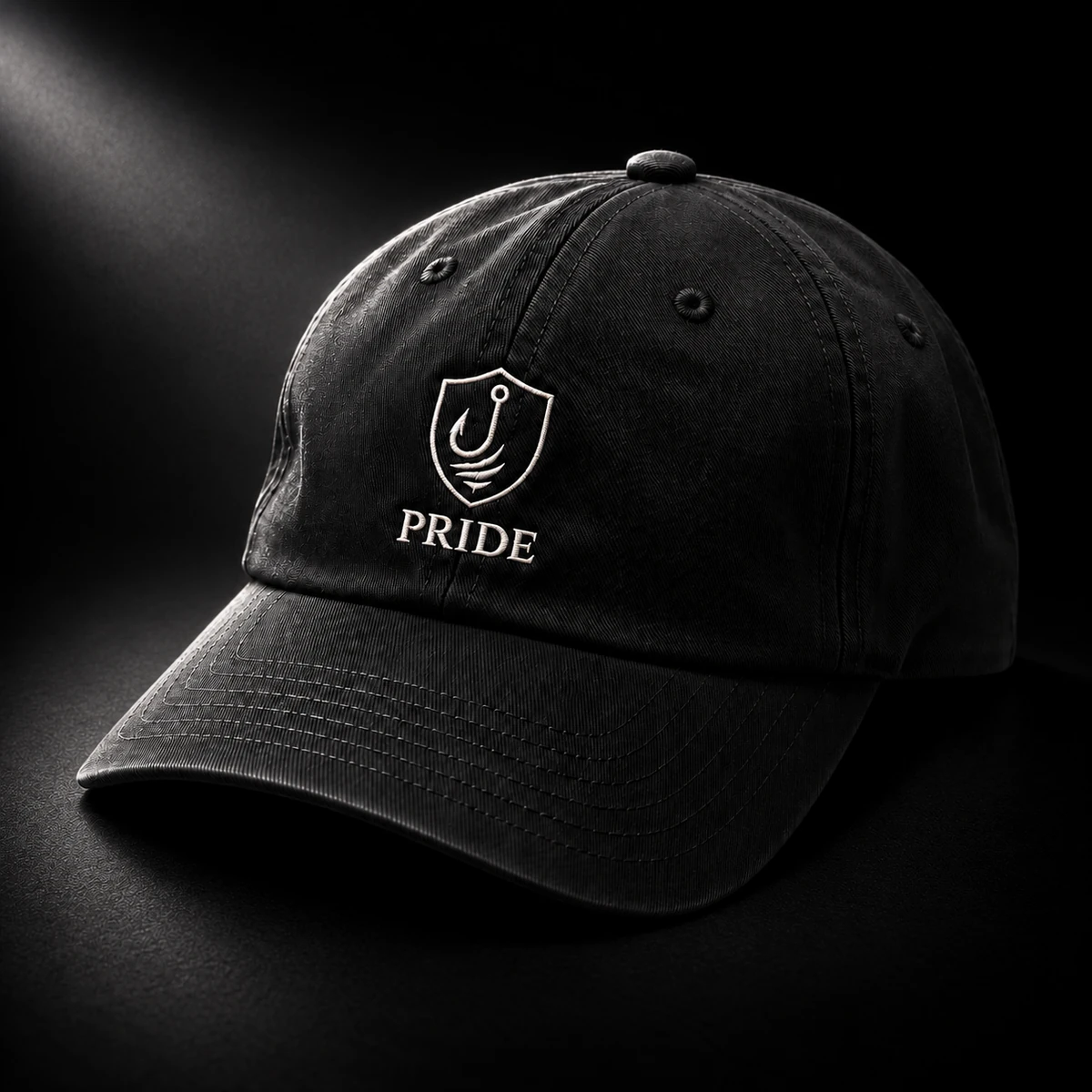 紋章とPRIDEロゴをフロントにあしらったブラックのPRIDEキャップ