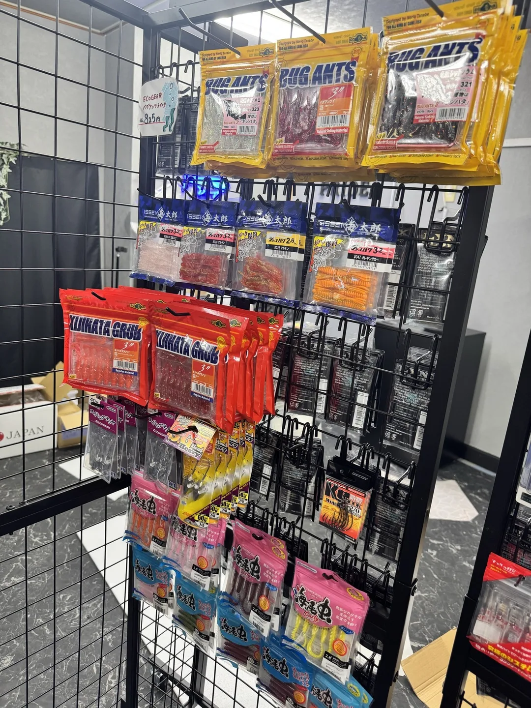 ECOGEARバグアンツ、キジハタグラブなどのワームが並ぶ店内棚